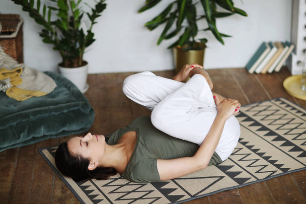 Yoga. Mulher fazendo ioga em casa - Foto, Imagem