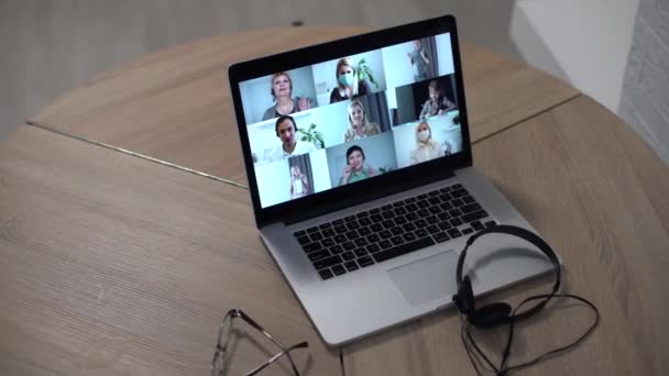 Videoconferentietechnologie in de keuken voor videogesprekken met collega 's thuis en op kantoor - Video