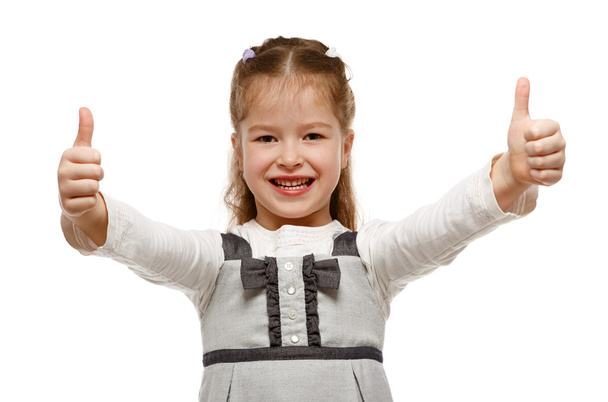 kis lány mutatja az ok jele, mindkét kezével - Fotó, kép