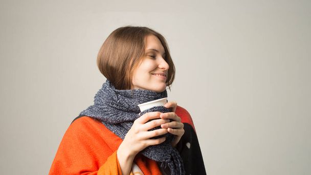 Winter meisje drinken van thee of koffie op te warmen - Foto, afbeelding