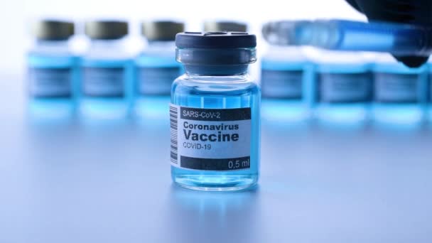 Φιάλη ένεσης. Ιατρική σύριγγα με βελόνα για την προστασία του ιού της γρίπης και του coronavirus. Εμβόλιο Covid που απομονώνεται σε λευκό. Εξοπλισμός ιατρικού πλαστικού εμβολιασμού με βελόνα - Πλάνα, βίντεο