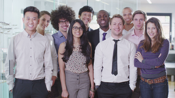 Retrato de un equipo de negocios joven feliz y casual
 - Imágenes, Vídeo