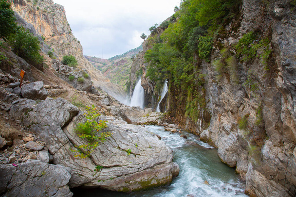 Znany jako drugi co do wysokości wodospad na świecie, wodospad Kapuzba nadal jest jednym z miejsc, które zostały zbadane niedawno z jego piękna. - Zdjęcie, obraz