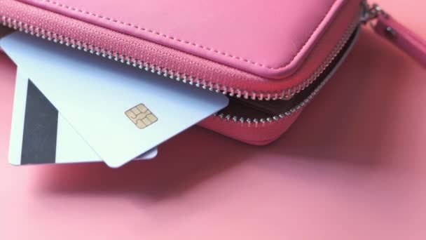 tarjetas de crédito y billetera sobre fondo rosa - Imágenes, Vídeo