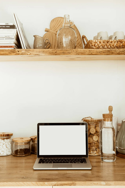 Blanco kopie ruimte scherm laptop computer in de keuken. Modern stijlvol interieur. Vooraanzicht voedsel blog, sociale media, website template. - Foto, afbeelding