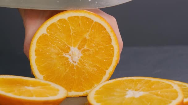 新鮮なオレンジの果実を切る - 映像、動画
