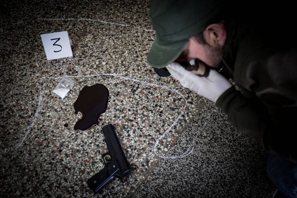 Scena del crimine, omicidio, indagine, tracce di sangue su asfalto, indagine in corso, prove di omicidio da parte di un esperto di telecamere - Foto, immagini