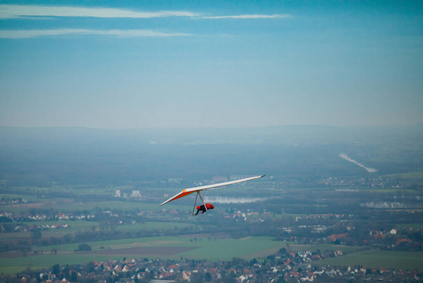 Deltavlieger in de lucht op een zonnige dag. - Foto, afbeelding
