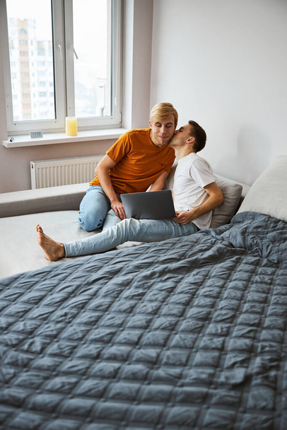 mooi gay paar spenderen tijd samen thuis - Foto, afbeelding
