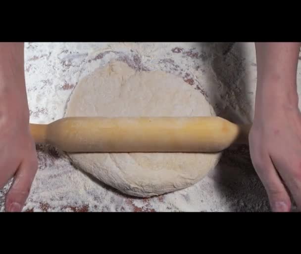 жінка викидає тісто з прокатним штифтом крупним планом
 - Кадри, відео