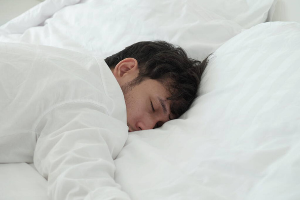 чоловік спить на ліжку в спальні
  - Фото, зображення