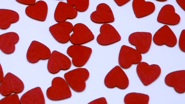 Viele kleine bunte Herzen rotieren auf weißem Hintergrund. Valentinstag-Konzept. - Filmmaterial, Video