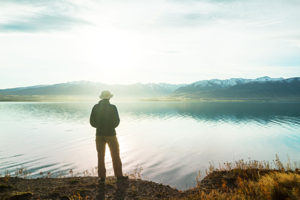 Ein Mann ruht sich am ruhigen See aus. Erholungsurlaub - Foto, Bild