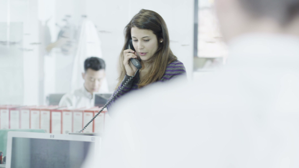 Attraente donna d'affari vestita con disinvoltura al telefono in un ufficio moderno
 - Filmati, video