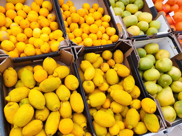 Hodně citrusových plodů na tržišti. Horní pohled - Fotografie, Obrázek