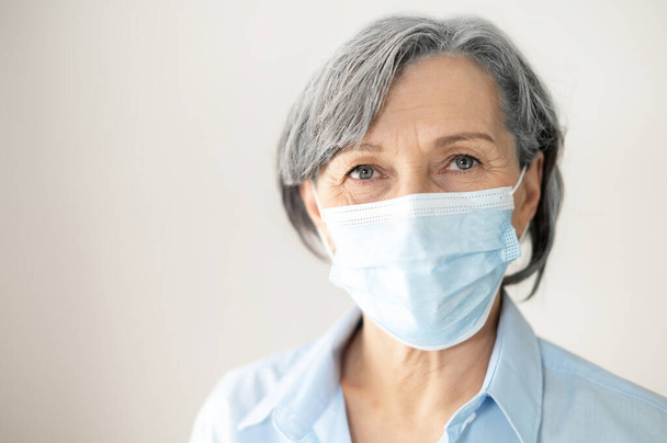 Middle aged female businesswoman in a face mask - Foto, immagini