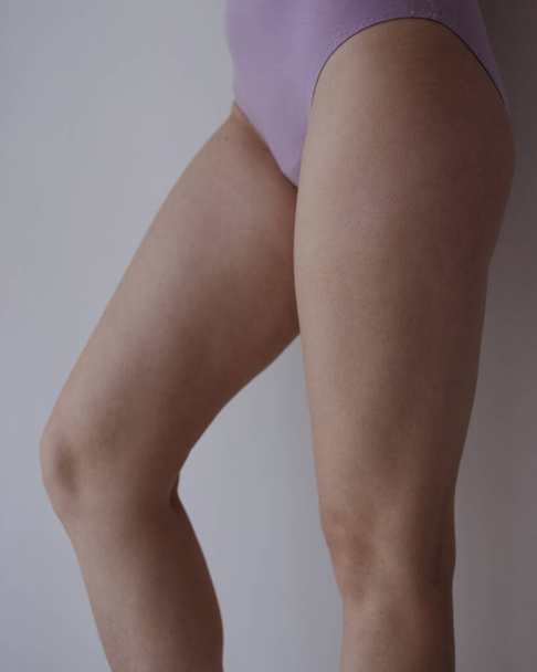 hermosa mujer caderas en lencería - Foto, Imagen
