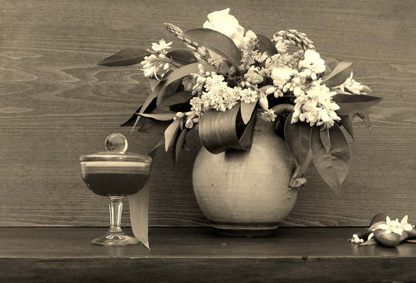 Flores silvestres y una jarra de agua
 - Foto, imagen
