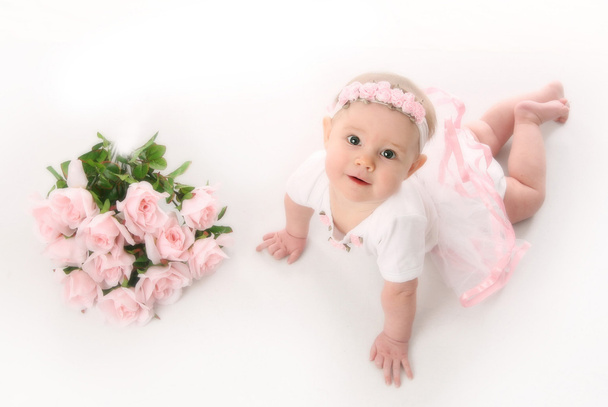 Baby balerína s růžovými růžemi - Fotografie, Obrázek