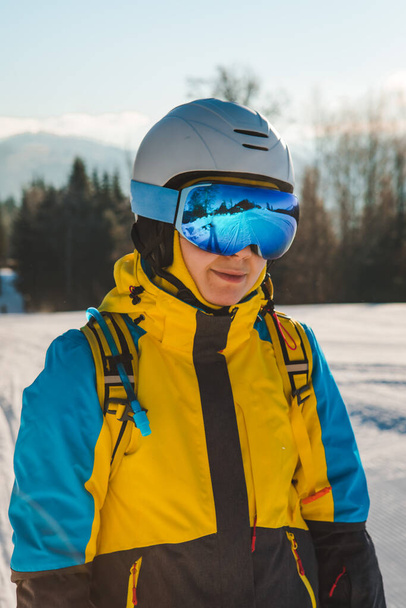 丘の冬の活動の女性スキーヤーの肖像画 - 写真・画像