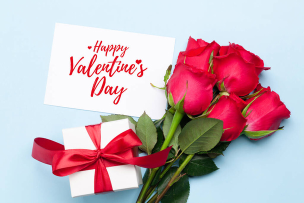 Valentýnské přání s červenými růžovými květy a dárkovou krabičkou. Horní pohled rovný - Fotografie, Obrázek