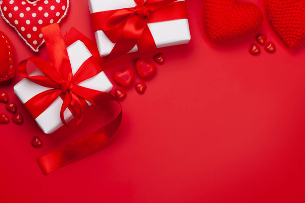 Шаблон поздравительных открыток на день святого Валентина. Подарочные коробки, декор сердца и конфеты на красном фоне. Квартира с видом сверху лежала с местом для копирования - Фото, изображение