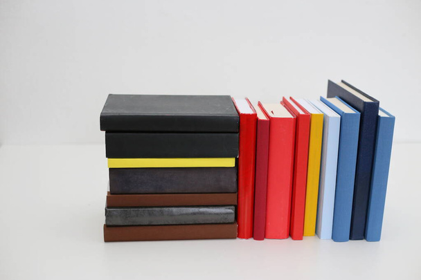 Montón de libros sobre fondo blanco - Foto, Imagen