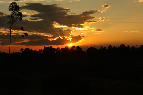 コロンビアの熱帯の真ん中に沈む夕日。シエラネバダ・デ・サンタ・マルタ(セント・マーサの雪の山の範囲) 。コロンビア - 写真・画像