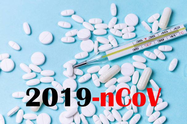 Novel coronavirus - 2019-nCoV. Η επιγραφή στο φόντο των δισκίων 2019-nCoV. Κινέζικο ξέσπασμα κορωνοϊού. MERS-Cov αναπνευστικό σύνδρομο της Μέσης Ανατολής coronavirus. - Φωτογραφία, εικόνα
