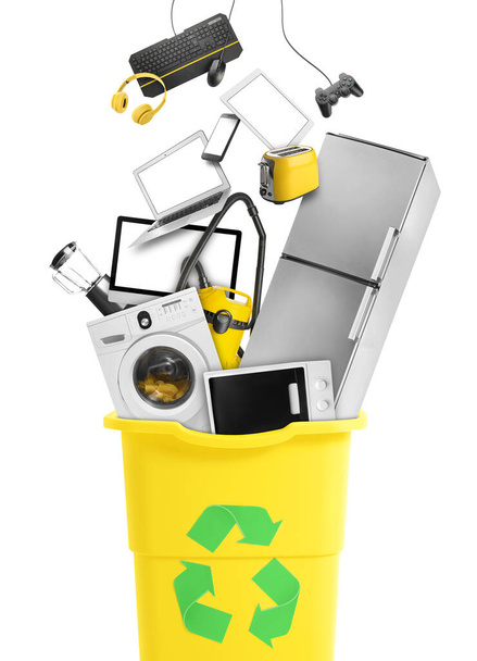 Diferentes dispositivos modernos e gadgets caindo na lixeira com sinal de reciclagem no fundo branco - Foto, Imagem