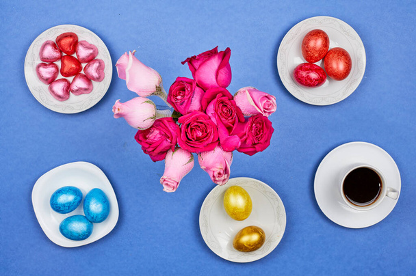 Пасхальні яйця, трояндові квіти та кавовий горщик
 - Фото, зображення