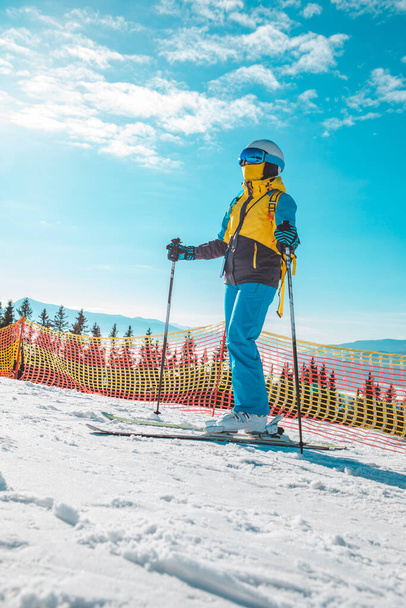Kayak pistinde güneşli bir gün. Kışın kayak yapan bir kadın. - Fotoğraf, Görsel