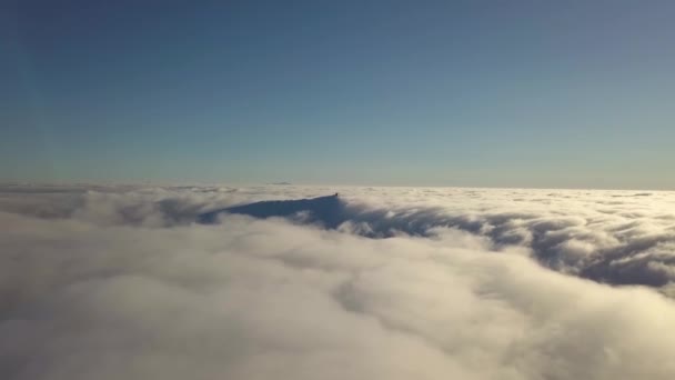 Αεροφωτογραφία από ψηλά από λευκά φουσκωτά σύννεφα και μακρινή βουνοκορφή σε ηλιόλουστη μέρα. - Πλάνα, βίντεο