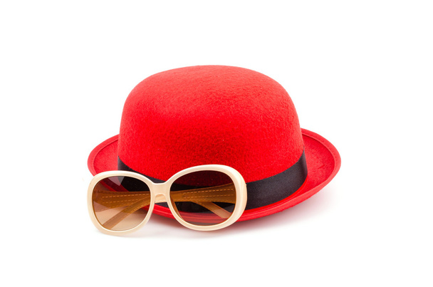 Punainen hattu aurinkolasit eristetty valkoinen tausta
 - Valokuva, kuva