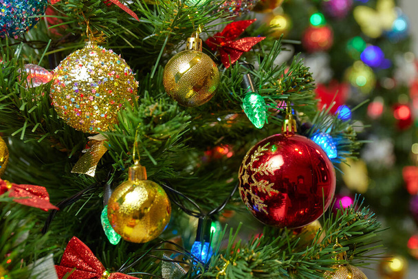 Belles boules de Noël suspendues sur un arbre sur un fond semi-flou - Photo, image