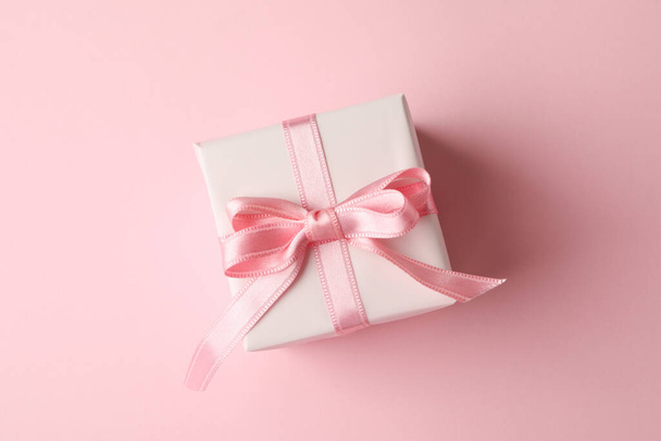 Gift box on pink background, top view - Foto, imagen