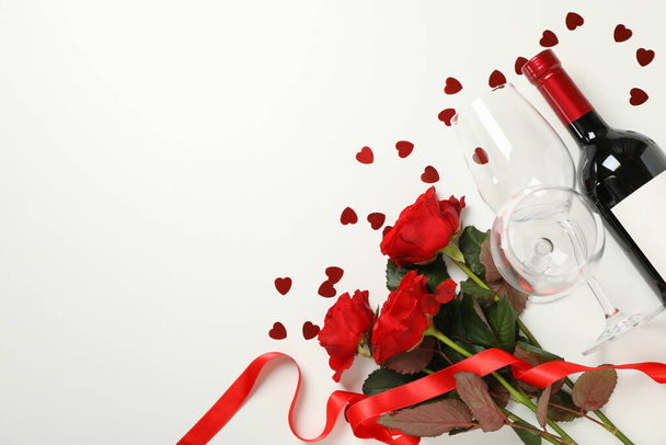Beyaz arka planda şarap ve güllerle Sevgililer Günü kavramı - Fotoğraf, Görsel
