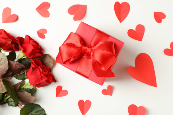 Caja de regalo, rosas y corazones sobre fondo blanco - Foto, Imagen