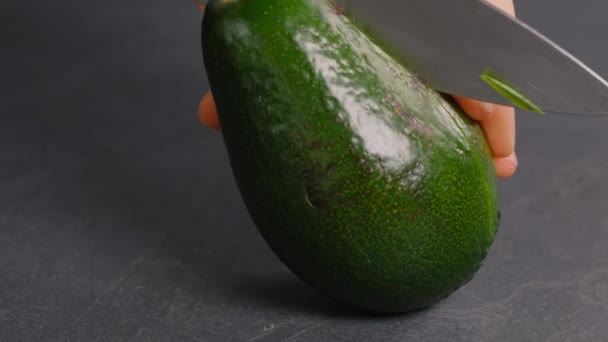Макро поперечного сечения свежей темной доски авокадо - Кадры, видео