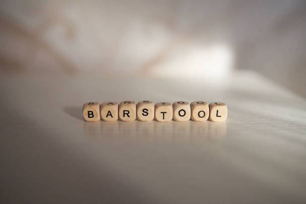 Barstol slovo je vyrobeno z dřevěných kostek - Fotografie, Obrázek