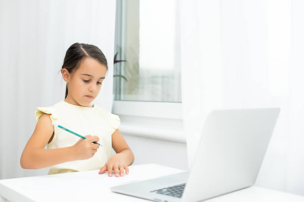 ev, eğlence, teknoloji ve internet konsepti - evde dizüstü bilgisayarı olan küçük kız, küçük kız görüntülü sohbet kullanıyor - Fotoğraf, Görsel