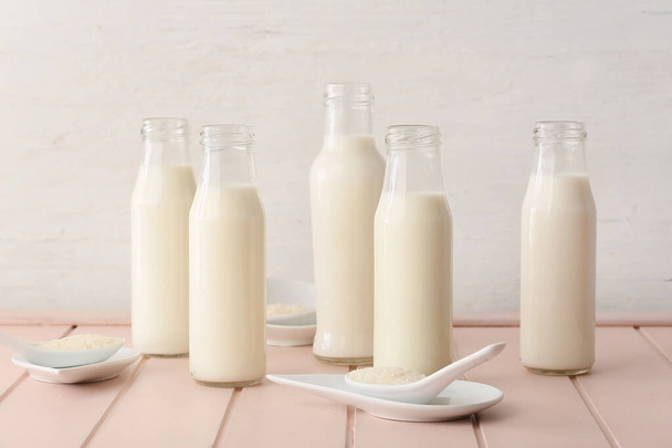 Butelki mleka ryżowego na stole - Zdjęcie, obraz