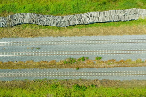 Vista aérea de drone voador de trilhos ferroviários - Foto, Imagem