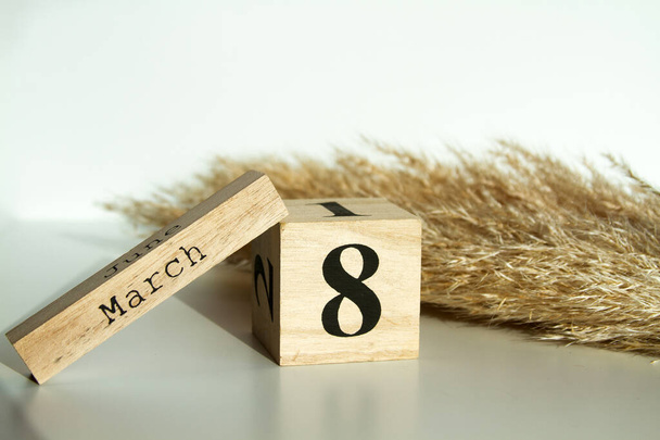 drewniany kalendarz z liczbami, data 8 marca - dzień matki kobiety. - Zdjęcie, obraz