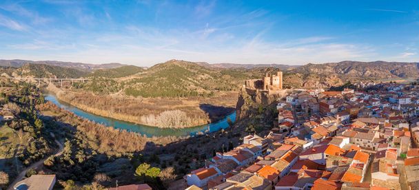Vista aérea del castillo medieval parcialmente restaurado de Cofrentes sobre el río Cabriel en España - Foto, Imagen