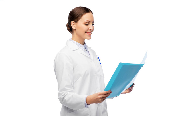 happy smiling female doctor with folder - Foto, Imagem