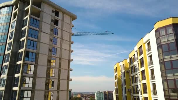 Вид с воздуха на высокий жилой дом с номерами этажей на строящейся стене. Развитие недвижимости. - Кадры, видео