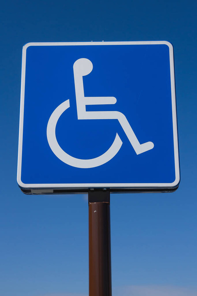Σήμα που προορίζεται για θέσεις στάθμευσης με αναπηρία  - Φωτογραφία, εικόνα