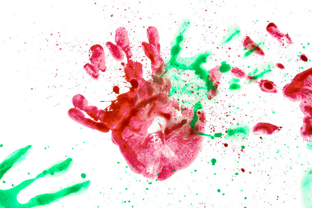 Rote und grüne Handabdrücke auf weißem Papier. Farbenfroher Hintergrund. - Foto, Bild
