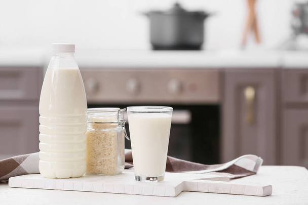 テーブルの上の健康的な米ミルク - 写真・画像